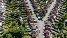 Цените на жилищата във Великобритания се повишават леко през юли, достъпността се подобрява