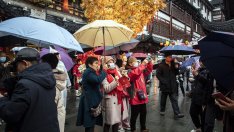 Китай празнува Лунната нова година сякаш Covid-19 вече не съществува