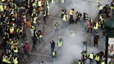 Полицията в Париж използва сълзотворен газ срещу протестиращи "жълти жилетки"