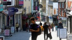 Британските продажби на дребно намаляват с най-бърз темп от януари