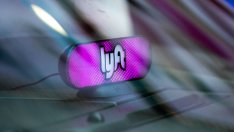 Агресивната ценова стратегия на Lyft хвърля сянка върху пътя ѝ към печалбата