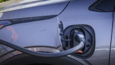 Група автопроизводители създават конкурент на зарядната мрежа на Tesla в САЩ