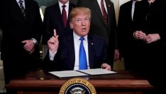 Тръмп подписа указа за подновяване на санкциите срещу Иран