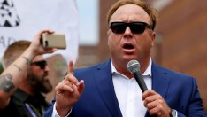 Защо YouTube и Facebook запушват устата на един американец?