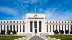 Фед повишава лихвата на фона на падаща инфлация и забавен икономически растеж