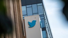 Twitter започна съкращения, докато Мъск обвинява активистите за "огромен" спад на приходите от реклама