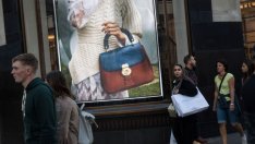 Младите купувачи изстреляха нагоре продажбите на Burberry