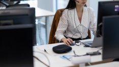 Генеративният изкуствен интелект - приятелят по неволя на белите якички