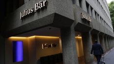 Julius Bär затяга силно колана