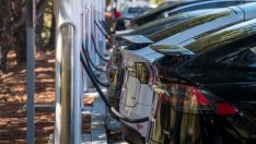 Новата стратегия на Tesla: По-големи батерии, по-ниски разходи