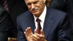 Папандреу оцеля при вота на доверие, но времето му като премиер изглежда изтича