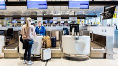 Летище Schiphol пробно въвежда по-бърза лента за пътници с малко багаж