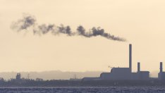 Защо големите енергийни компании правят крачка назад в климатичните си цели?