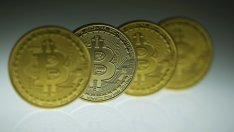 Биткойнът се изстреля до над 8 хил. долара