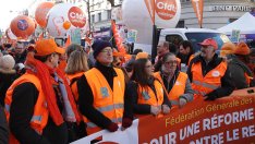 Трета вълна от протести заради пенсионната реформа запазва натиска върху Макрон