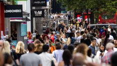 Продажбите на дребно във Великобритания са като температурите – високи 