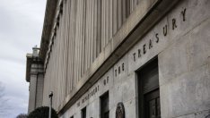 САЩ замразяват активи на Руската централна банка в страната