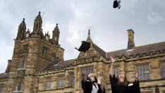 Всеки трети българин получава висше образование извън страната