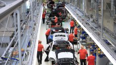 Дефицитът на чипове не позволява на автопроизводителите да си поемат въздух