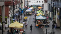 Британската икономика се сви за пръв път от началото на пандемията