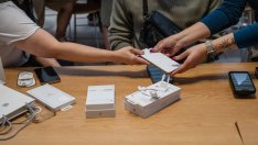 Фенове на Apple атакуват магазините в САЩ за последен "евтин" iPhone