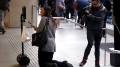 Стотици фенове на Apple и робот посрещнаха новия iPhone