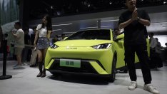 Китай представлява над половината от глобалните продажби на електромобили през март