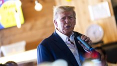 Доналд Тръмп се завърна в някогашния Twitter със снимка от затвора