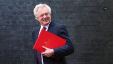 Mинистърът по Brexit Дейвид Дейвис подаде оставка