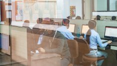 AI служителите работят по 100 часа на седмица, за да спечелят новата технологична надпревара