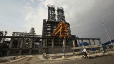 Най-дългата серия загуби за тази година води петрола към седмичен спад