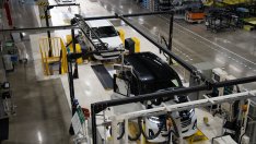 Звено на Toyota замразява доставките на коли заради скандал с безопасността