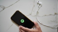 Spotify се изправя срещу Apple със свои подкаст абонаменти