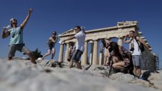 Туризмът в Гърция процъфтява, но работещите в сектора страдат 