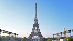 Айфеловата кула бе украсена с олимпийските кръгове