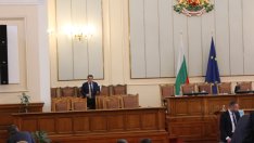 Фирмите с над 100 служители ще плащат заплати само по банков път, реши парламентът