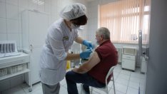 Въпреки наличието на ваксина руснаците изчакват