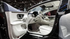 Mercedes атакува американските фенове на големите коли с електрическия SUV EQS