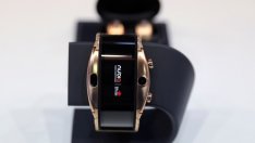 Китайски играч показа огъващ се телефон, който става на гривна