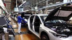 Кризата с чиповете ограничава работата в основен завод на Volkswagen