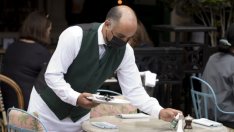 Секторът на услугите в САЩ се забавя за втори месец поради трудности с наемането