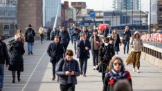 Пазарът на труда във Великобритания укрепна по-силно от очакваното през април