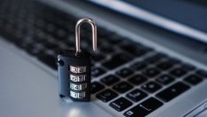 Защо съдът призна, че могат да се водят дела срещу НАП, но после ги спира?