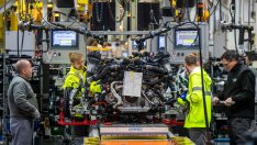 Недостигът на полупроводници хвърля сянка върху автомобилостроенето и през 2023 г.