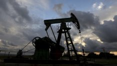 Намаляване на добива в САЩ подкрепи цените на петрола