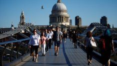 Световното и жегите дадоха тласък на британската търговия на дребно през юли