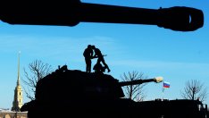 Русия и Украйна в надпревара как да защитят танковете си от дронове
