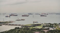 Купувачите на руския петрол неглижират санкциите, но готови ли са за всички рискове?