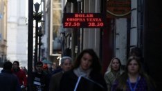 Аржентина въвежда капиталов контрол в опит да спре валутната криза