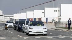 Tesla понижава цените на електромобилите в Китай и пуска нови версии на Model S и X